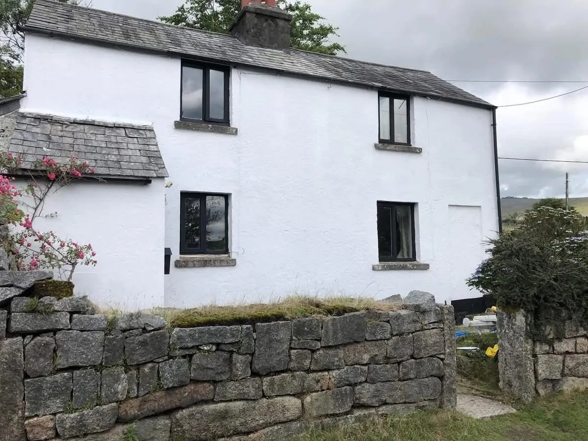 Render repair and exterior repaint of a cottage in Fowey